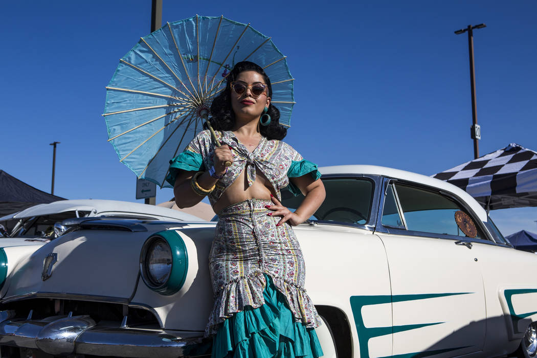 Jasmin Rodriguez de Las Vegas se para frente a un auto clásico en Viva Las Vegas en The Orleans el sábado 21 de abril de 2018. Patrick Connolly Las Vegas Review-Journal @PConnPie