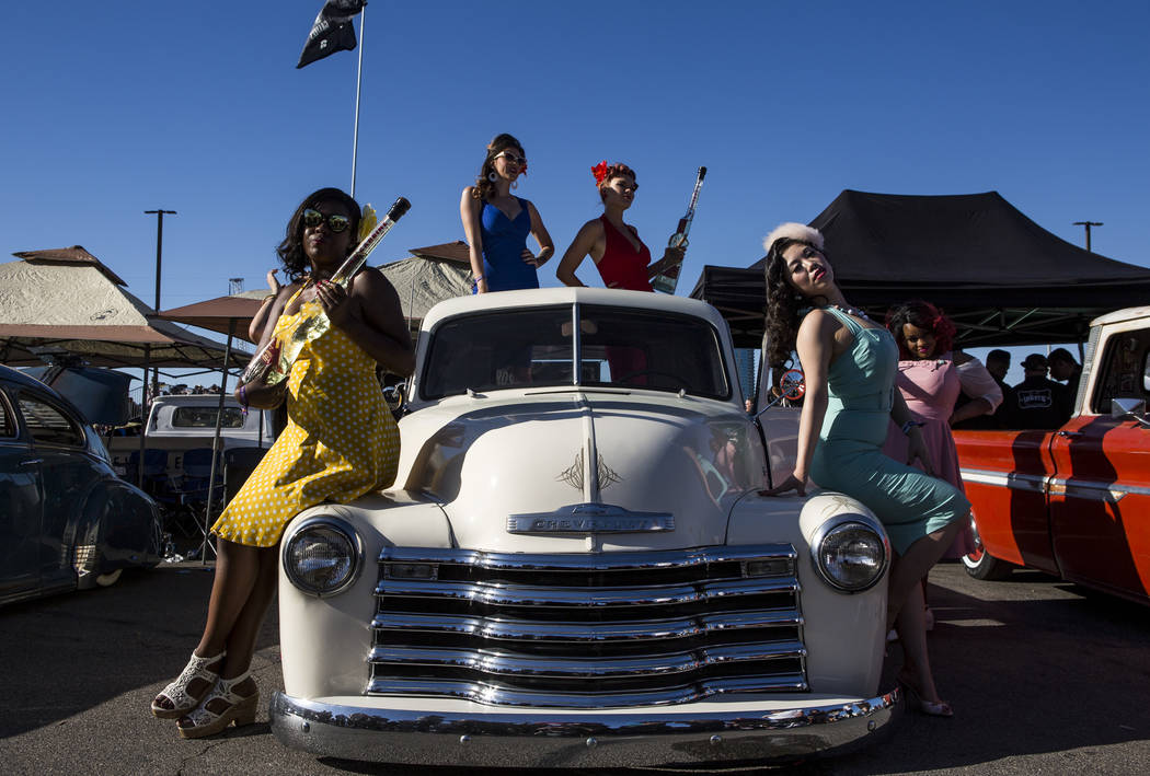 Mujeres vestidas, desde la izquierda, Maria Bryant, Cherri Forever, Roxi Rocket, Sugar Moon y Susie Dahl posan con una clásica camioneta Chevrolet en Viva Las Vegas en The Orleans el sábado 21 d ...