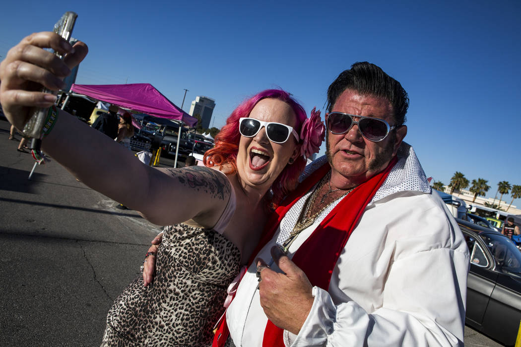 Carrie McBride de Oklahoma City toma una selfie con Patrick "P.J." Anderson de Mesquite, que se vistió como Elvis, en Viva Las Vegas en The Orleans el sábado 21 de abril de 2018. Patrick Connoll ...