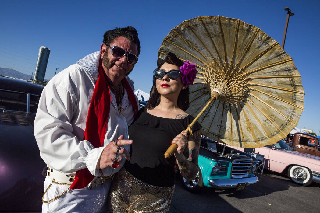 Patrick "P.J." Anderson de Mesquite, vestido como Elvis, se para frente a los autos clásicos con Yaya Ibarra de San Diego en Viva Las Vegas en The Orleans el sábado 21 de abril de 2018. Patrick ...