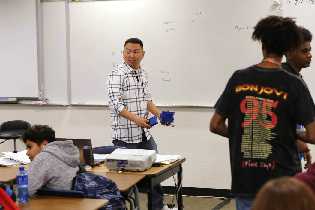 El maestro de Clark High School Charlie Tang reúne calculadoras después de la clase de geometría el martes, 24 de abril de 2018. K.M. Cannon Las Vegas Review-Journal @KMCannonPhoto
