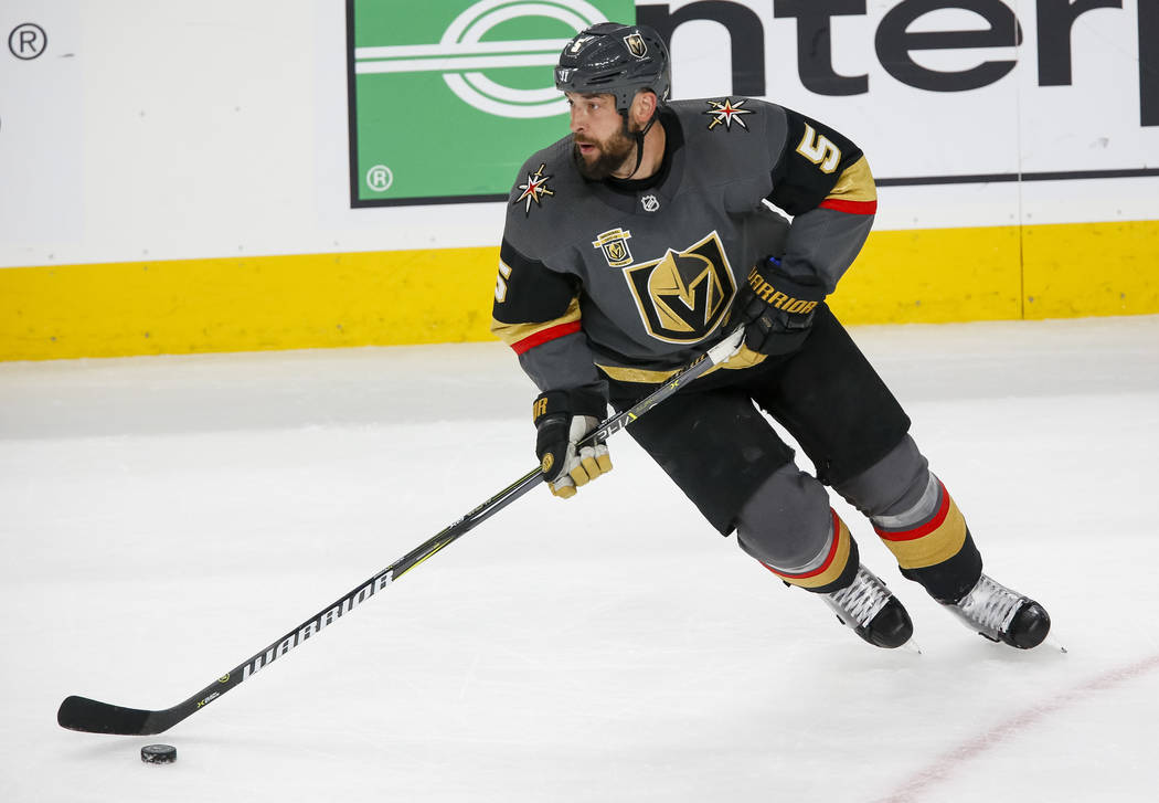 El defensor de Golden Knights: Deryk Engelland (5) controla el disco durante el tercer período del 2do Juego de una serie de playoffs de primera ronda de hockey de la NHL entre los Golden Knights ...