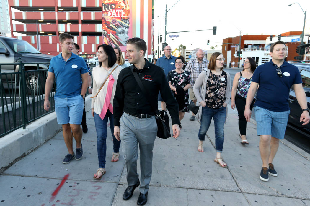El presidente de Lip Smacking Foodie Tours: Donald Contursi, tercero desde la izquierda, encabeza un grupo en la Calle Seventh al restaurante 7th & Carson en el centro de Las Vegas el viernes 20 d ...