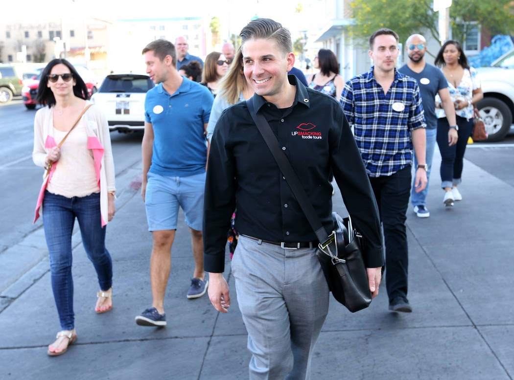 El presidente de Lip Smacking Foodie Tours: Donald Contursi, a la izquierda, lidera un grupo después de una parada de alimentos y bebidas en Carson Kitchen en el centro de Las Vegas el viernes 20 ...