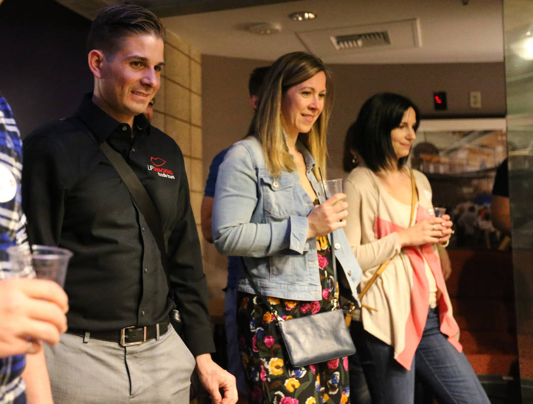 El presidente de Lip Smacking Foodie Tours: Donald Contursi, a la izquierda, con Kira Stasiuk, centro, y Melissa Stasiuk viendo un ensayo en el escenario durante una parada de bebidas en Inspire e ...