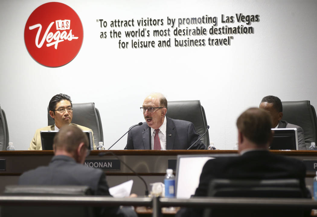 El miembro de la junta de la Autoridad de Convenciones y Visitantes de Las Vegas, Bill Noonan, en el centro, advirtió al CEO Rossi Ralenkotter por usar los recursos de la agencia para viajes pers ...