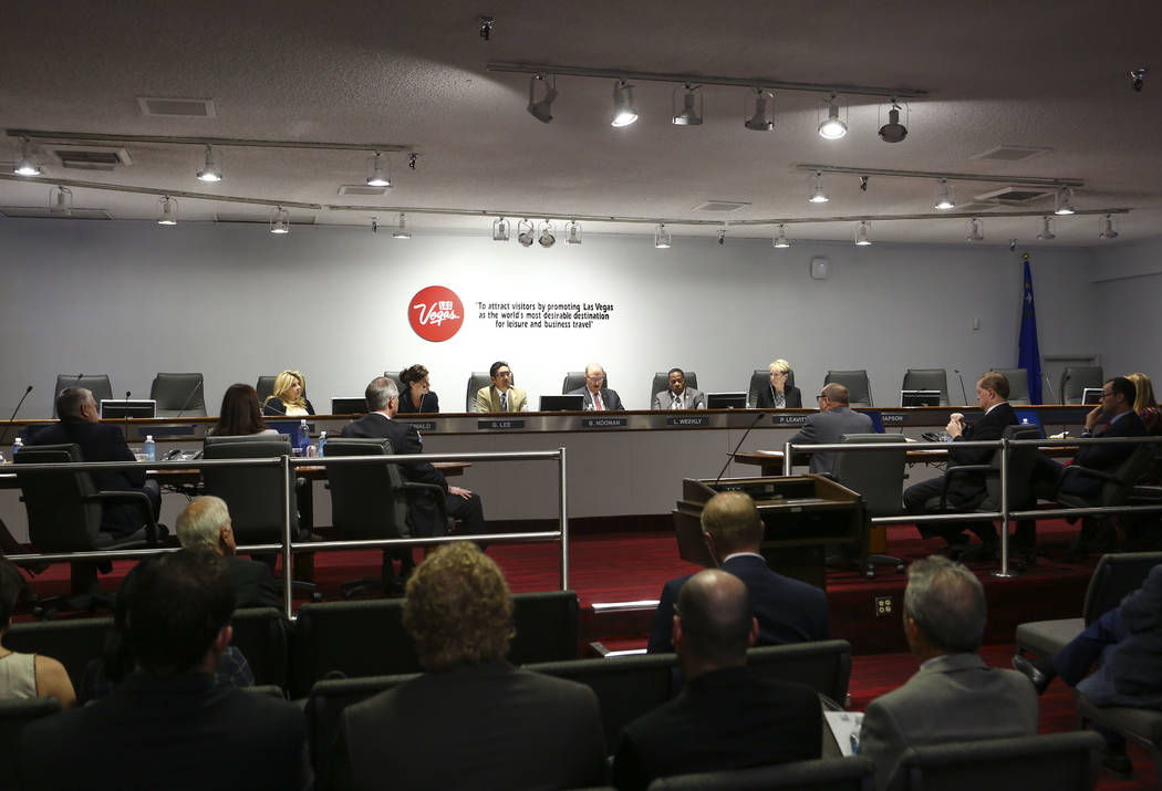 Miembros del comité de auditoría de la Autoridad de Convenciones y Visitantes de Las Vegas discuten la actualización de las políticas de viaje durante una reunión del comité de auditoría de ...