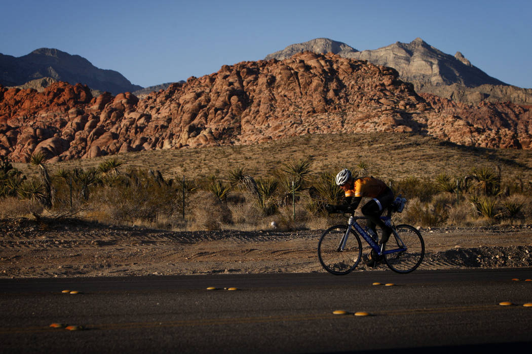 Un ciclista recorre la Ruta Estatal 159 frente al Área Nacional de Conservación del Cañón Red Rock fuera de Las Vegas en 2011. (Las Vegas Review-Journal)