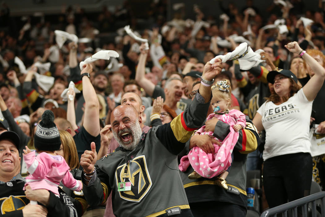 Los fanáticos de Vegas Golden Knights celebran un puntaje durante el primer período en el 1er Juego de una serie de playoffs de segunda ronda de hockey de la NHL en T-Mobile Arena en Las Vegas, ...