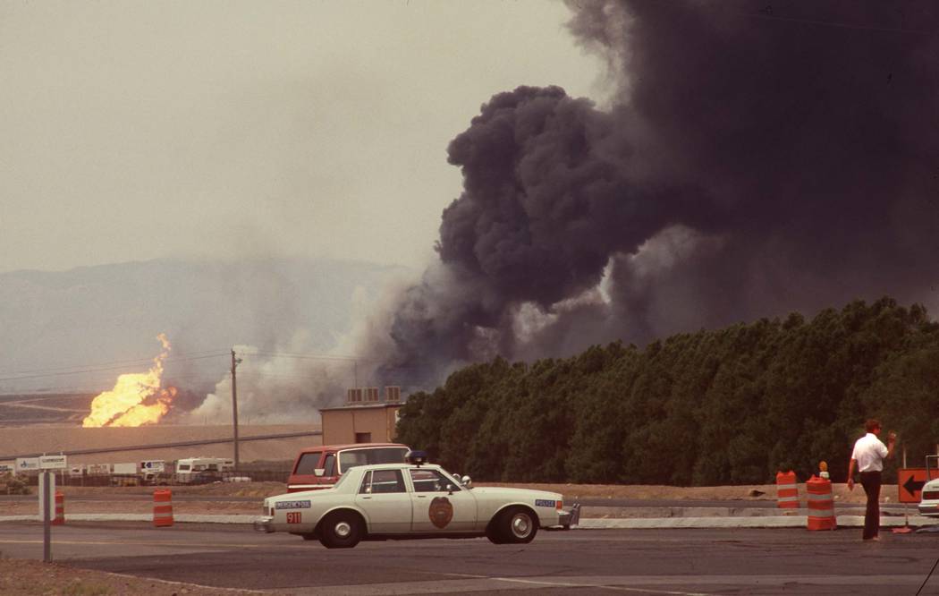 Las nubes de humo negro de la planta Pacific Engineering Production Company de Nevada (PEPCON) en Henderson el 4 de mayo de 1988, después de un incendio y una explosión que sacudieron al Valle d ...