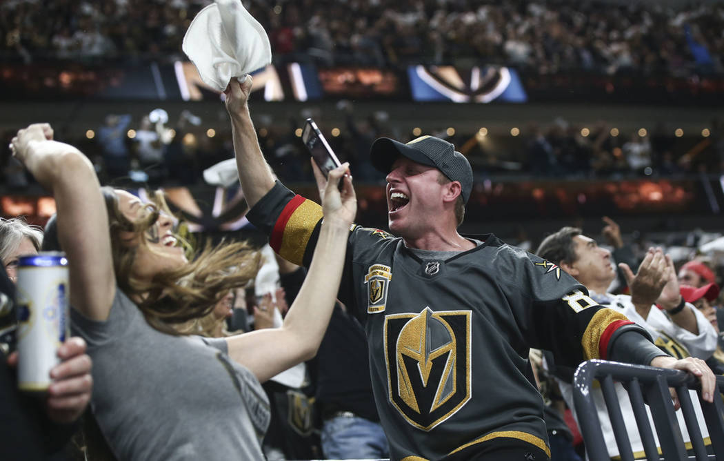Aficionados celebran el triunfo de Vegas Golden Knights. Viernes 4 de mayo de 2018 en T-Mobile Arena. Foto Chase Stevens / Las Vegas Review-Journal.