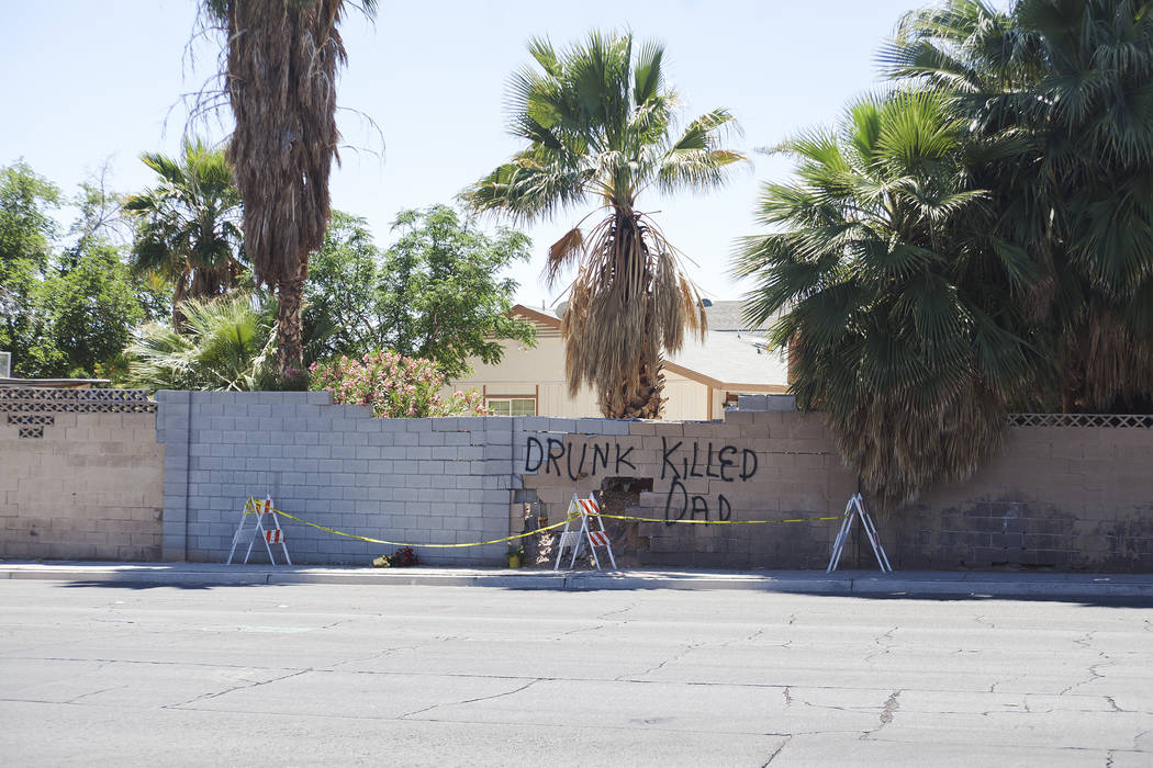 El graffiti en las calles transversales de Indios y Mountain Vista dice "borracho mató a papá" en Las Vegas, el lunes 7 de mayo de 2018. Rachel Aston / Las Vegas Review-Journal @rookie__rae