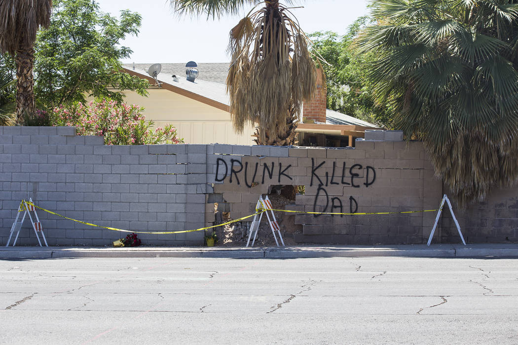 El graffiti en las calles transversales de Indios y Mountain Vista dice "borracho mató a papá" en Las Vegas, el lunes 7 de mayo de 2018. Rachel Aston / Las Vegas Review-Journal @rookie__rae