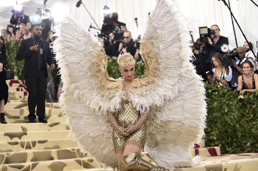 Katy Perry asiste a la gala del Costume Institute del Museo Metropolitano de Arte que celebra la apertura de la exposición Heavenly Bodies: Fashion y Catholic Imagination el lunes 7 de mayo de 20 ...