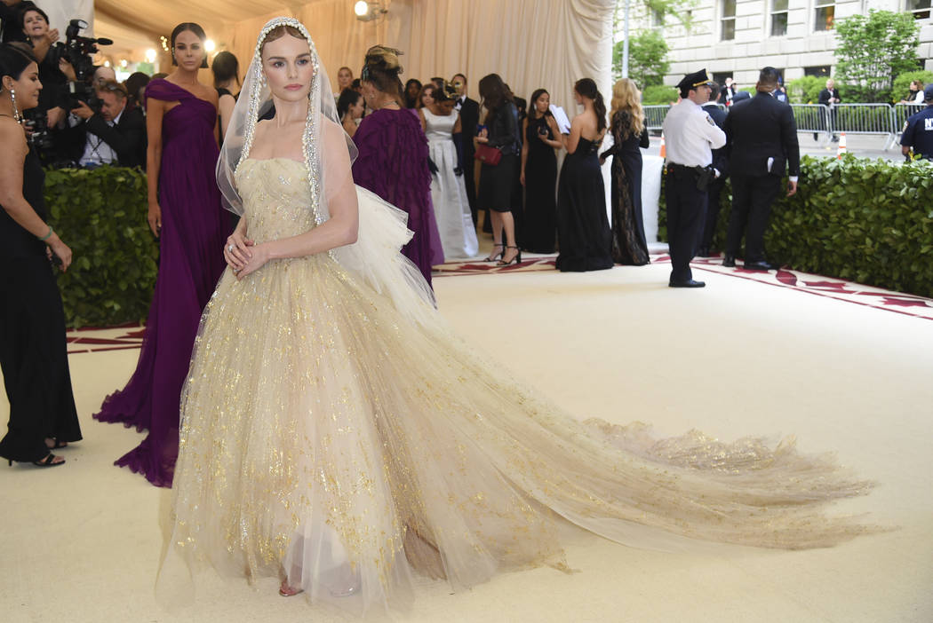 Kate Bosworth asiste a la gala del Costume Institute del Museo Metropolitano de Arte que celebra la apertura de la exposición Heavenly Bodies: Fashion y Catholic Imagination el lunes 7 de mayo de ...