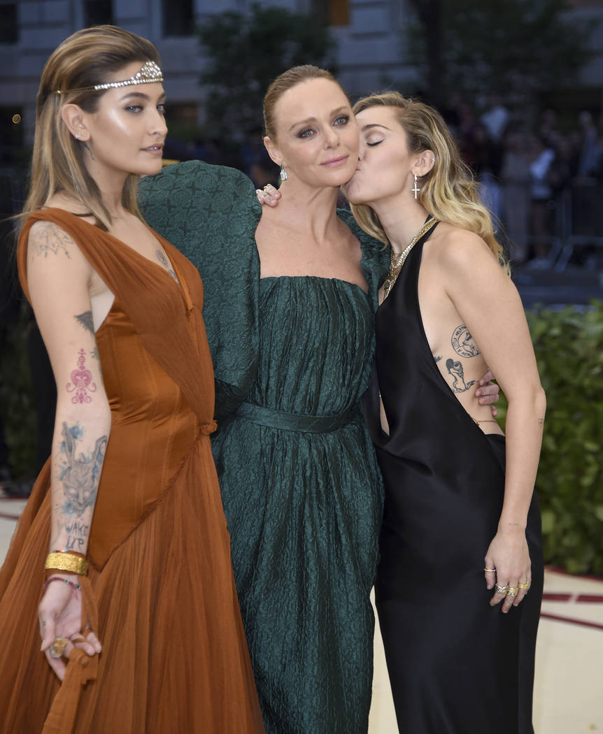 Paris Jackson, desde la izquierda, Stella McCartney y Miley Cyrus asisten a la gala del Costume Institute del Museo Metropolitano de Arte que celebra la apertura de la exposición Heavenly Bodies: ...