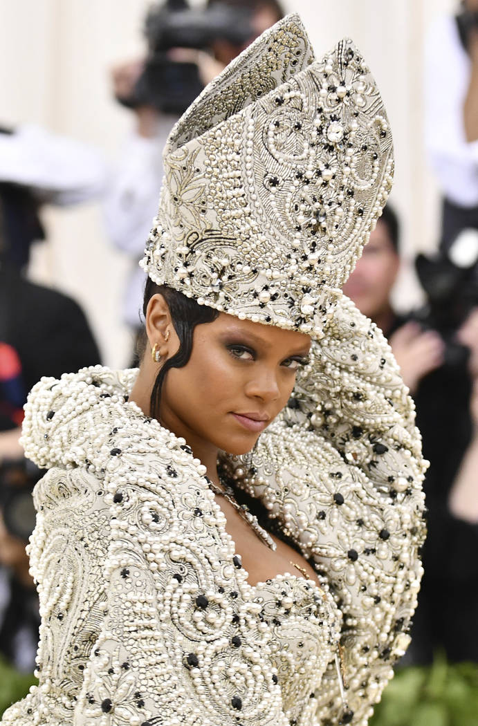 Rihanna asiste a la gala benéfica del Instituto de Vestuario del Museo Metropolitano de Arte que celebra la apertura de la exposición Heavenly Bodies: Fashion y Catholic Imagination el lunes 7 d ...