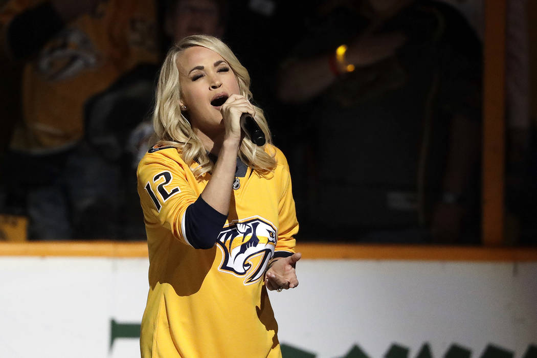 Carrie Underwood canta el himno nacional antes del Juego 2 de una serie de segunda ronda de playoffs entre los Nashville Predators y los Winnipeg Jets el lunes 30 de abril de 2018 en Nashville, Te ...