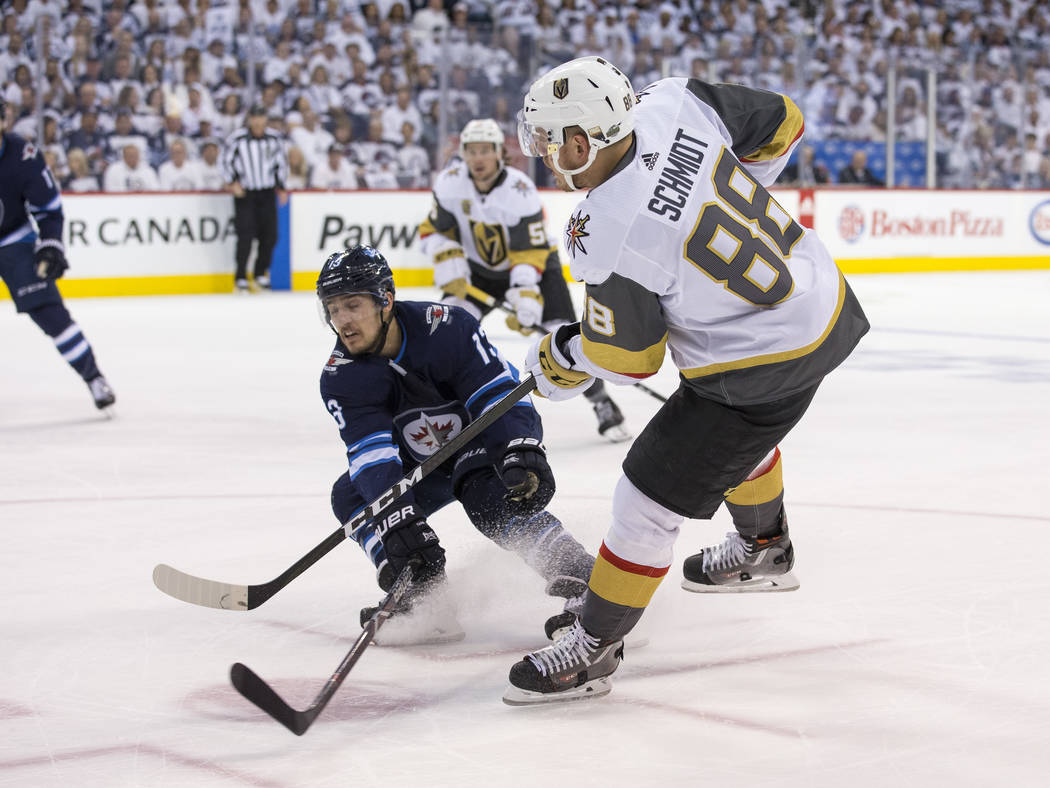 El defensor de Vegas Golden Knights: Nate Schmidt (88) supera a Winnipeg Jets Brandon Tanev (13) durante el primer período en el Juego 1 de una serie de playoffs de tercera ronda de hockey de la ...