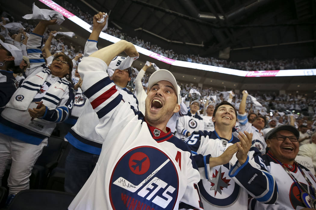 Los fanáticos de los Jets de Winnipeg celebran un gol contra los Vegas Golden Knights durante el primer período en el Juego 1 de una serie de playoffs de tercera ronda de hockey de la NHL en el ...