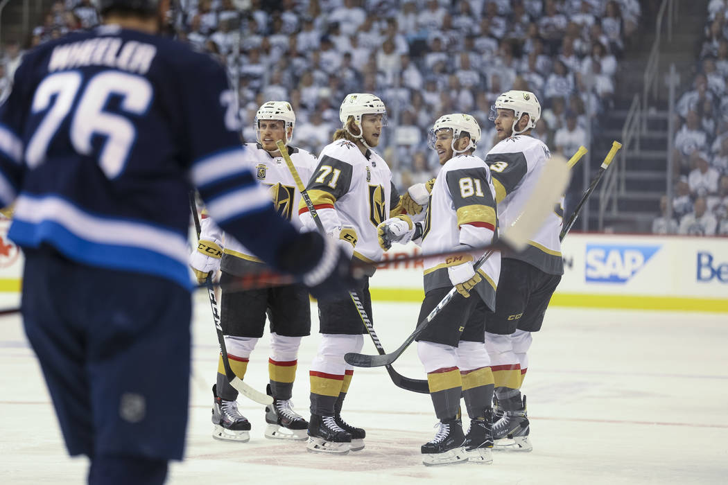 Las Vegas Golden Knights celebran el primer gol del defensor Brayden McNabb contra los Jets de Winnipeg en el Juego 1 de una serie de playoffs de tercera ronda de hockey de la NHL en el Bell MTS P ...