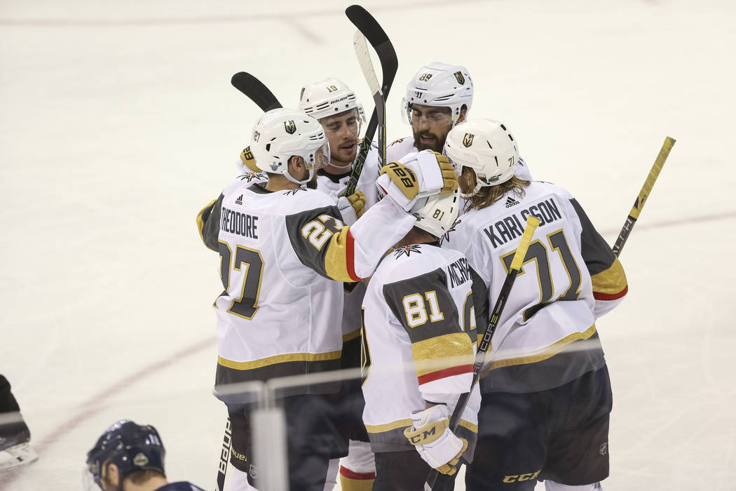 Las Vegas Golden Knights celebran un gol de segundo período por el centro: William Karlsson (71) contra los Jets de Winnipeg en el Juego 1 de una serie de playoffs de tercera ronda de hockey de l ...