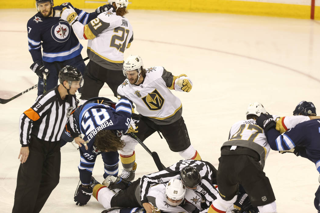 Los jugadores de Vegas Golden Knights y Winnipeg Jets luchan durante el segundo período en el Juego 1 de una serie de playoffs de tercera ronda de hockey de la NHL en el Bell MTS Place en Winnipe ...