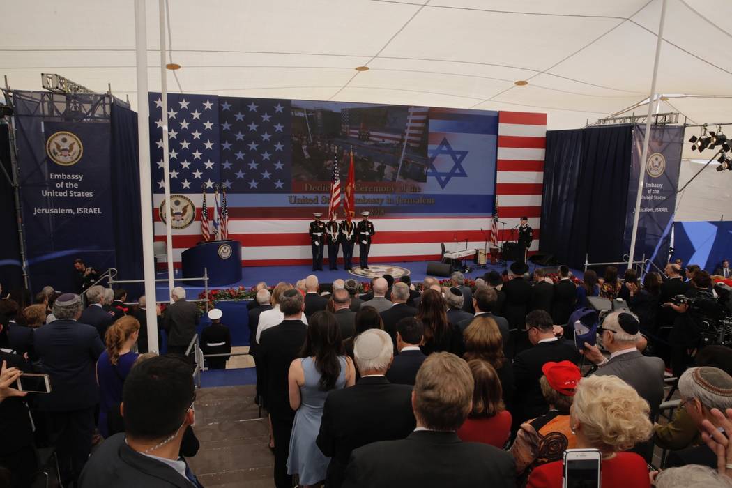 Presentación de los colores por los marines estadounidenses y canto del himno nacional estadounidense durante la ceremonia de inauguración de la nueva embajada de EE.UU. en Jerusalén, el lunes ...