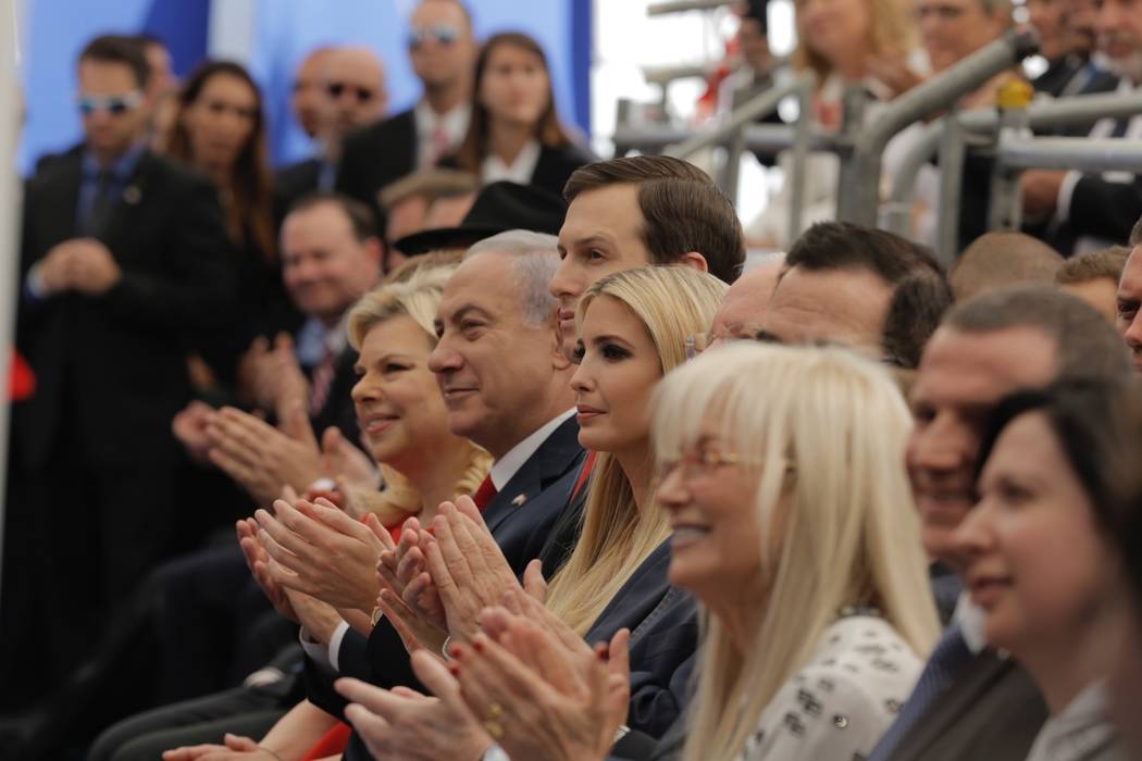 El primer ministro de Israel, Benjamin Netanyahu, a la izquierda, su esposa Sara Netanyahu, izquierda, el asesor principal de la Casa Blanca, Jared Kushner, tercera a la izquierda, la hija del pre ...