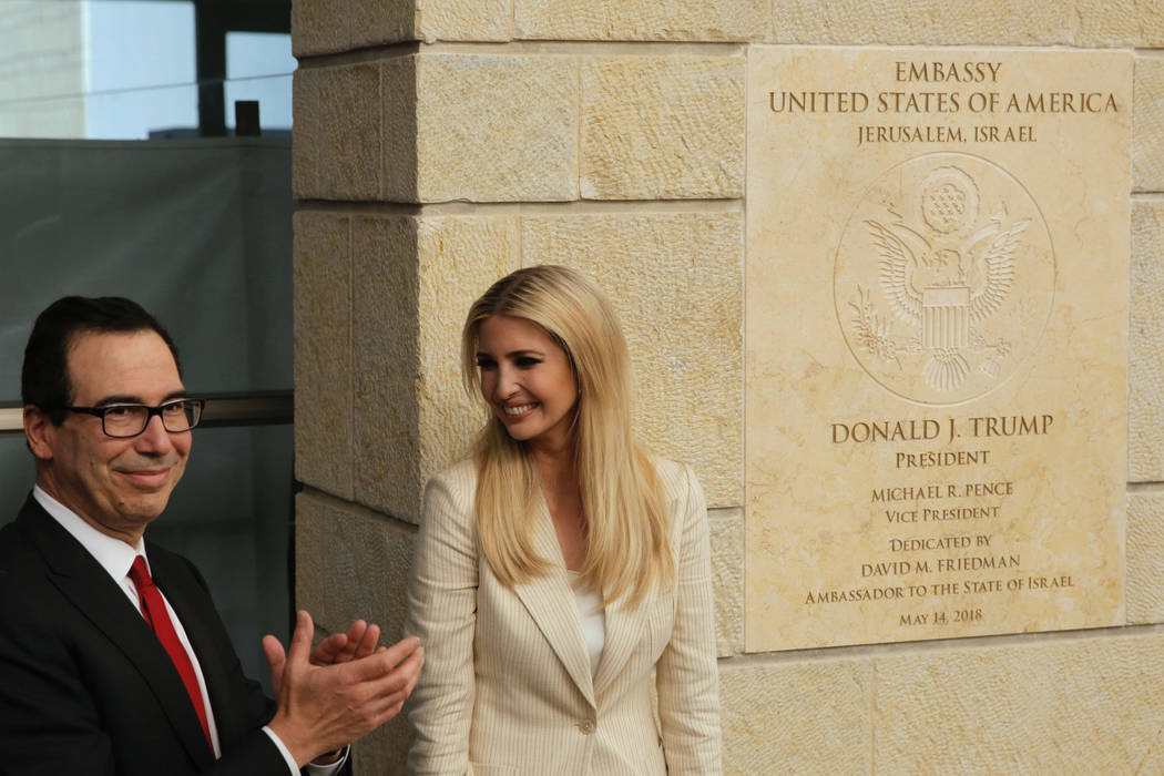 La hija del presidente estadounidense: Donald Trump, Ivanka Trump, derecha, y el secretario del Tesorería estadounidense, Steve Mnuchin, asisten a la ceremonia inaugural de la nueva embajada esta ...