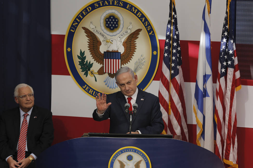 El primer ministro de Israel, Benjamin Netanyahu, pronuncia su discurso mientras el embajador de Estados Unidos en Israel: David Friedman escucha, durante la ceremonia de apertura de la nueva emba ...