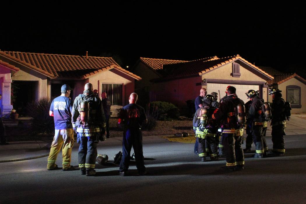 Los bomberos del Departamento de Bomberos de North Las Vegas responden a un incendio en 5920 N. Vista Del Rancho Way. (Max Michor / Las Vegas Review-Journal)