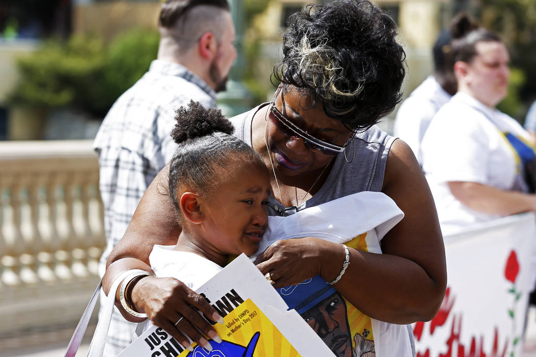 Margie Day abraza a Maleah, de 7 años, durante un velorio por Tashii Brown, quien murió bajo la custodia del Departamento de Policía Metropolitana hace un año, frente al Bellagio en Las Vegas ...