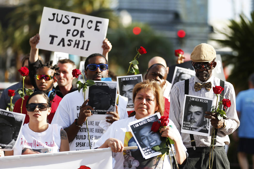 Los asistentes marchan hacia The Venetian durante un velorio para Tashii Brown, quien murió bajo la custodia del Departamento de Policía Metropolitana hace un año, en Las Vegas el domingo 13 de ...