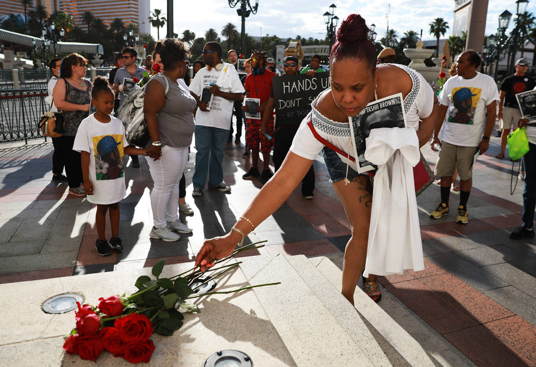 Los asistentes dejaron rosas para Tashii Brown, quien murió bajo la custodia del Departamento de Policía Metropolitana hace un año, frente a The Venetian en Las Vegas el domingo 13 de mayo de 2 ...