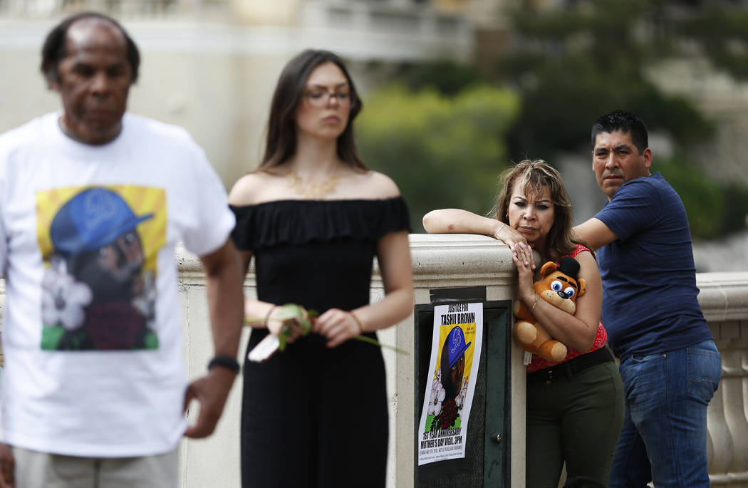 Los espectadores esperan un velorio por Tashii Brown, quien murió bajo la custodia del Departamento de Policía Metropolitana hace un año, en el Bellagio de Las Vegas el domingo 13 de mayo de 20 ...
