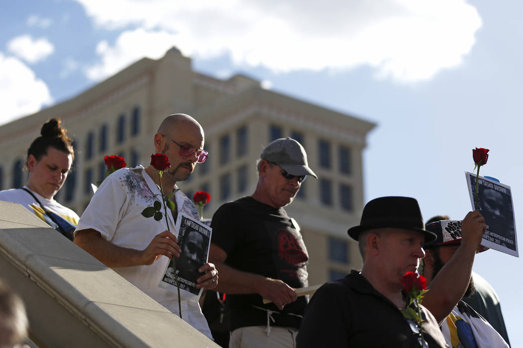 Los asistentes marchan hacia The Venetian durante un velorio para Tashii Brown, quien murió bajo la custodia del Departamento de Policía Metropolitana hace un año, en Las Vegas el domingo 13 de ...