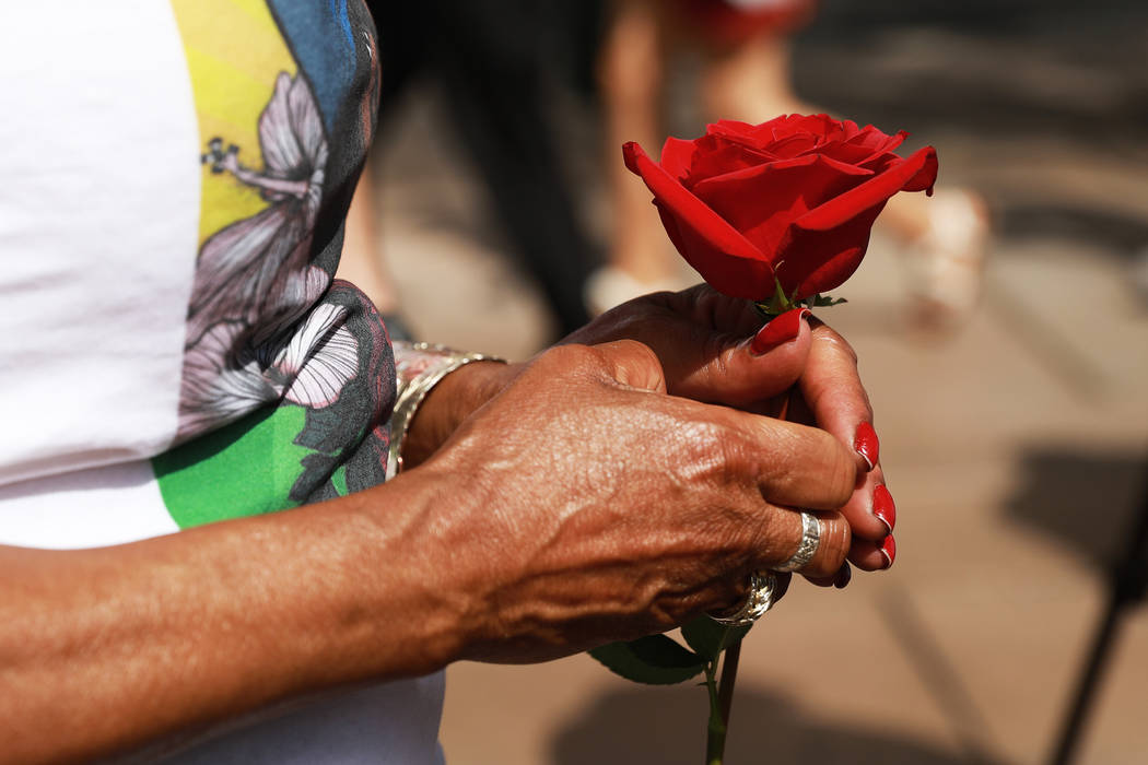 Trinita Farmer, cuyo hijo Tashii Brown murió bajo la custodia del Departamento de Policía Metropolitana hace un año, sostiene una rosa durante un velorio para su hijo frente al Bellagio en Las ...