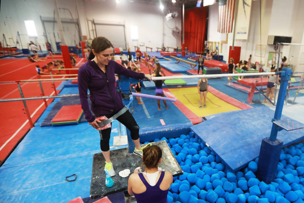 La entrenadora: Cassie Rice instruye a varias gimnastas en Gymcats, que ella posee, en Henderson el lunes 7 de mayo de 2018. Andrea Cornejo Las Vegas Review-Journal @dreacornejo