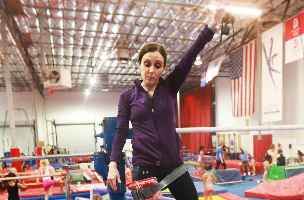 La entrenadora: Cassie Rice instruye a varias gimnastas en Gymcats, que ella posee, en Henderson el lunes 7 de mayo de 2018. Andrea Cornejo Las Vegas Review-Journal @dreacornejo
