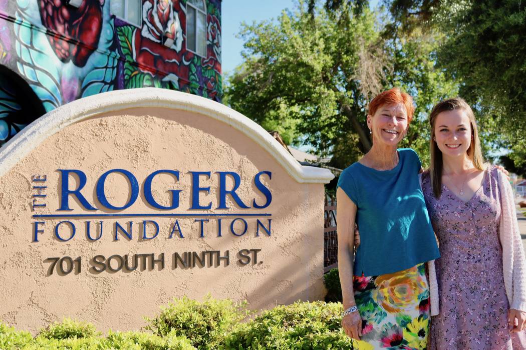Beverly Rogers, presidenta de The Rogers Foundation y Taylor Kloos, una estudiante de último año de Northwest Career and Technical Academy, asisten a la sede de The Rogers Foundation en Las Vega ...
