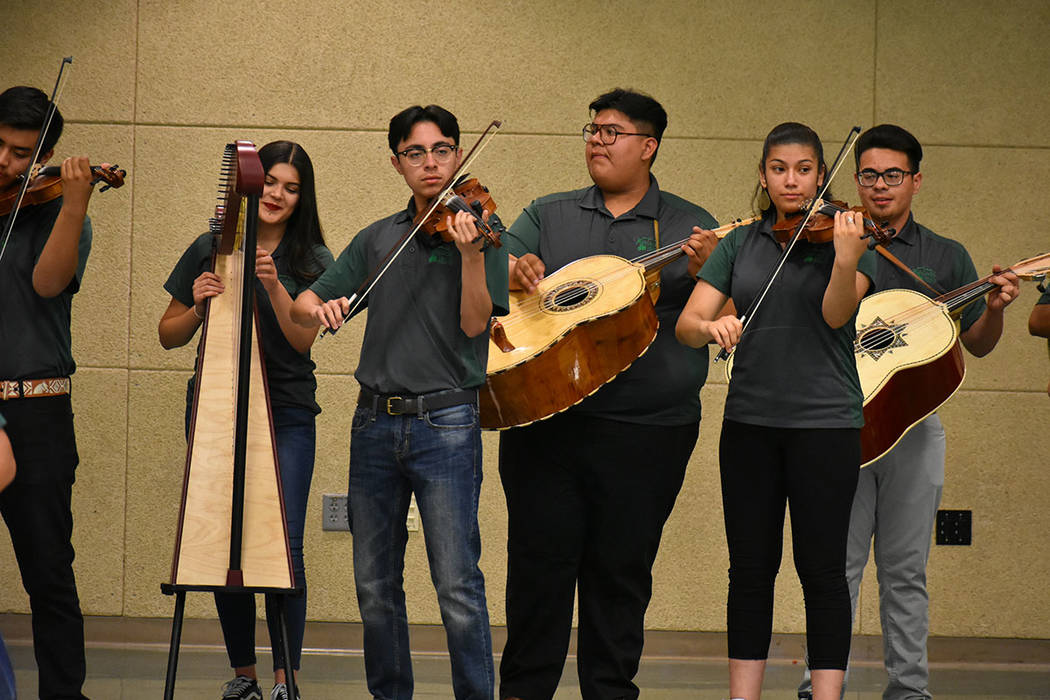 El grupo de Mariachi de Rancho HS se encargó de amenizar la celebración. Martes 15 de mayo de 2018 en preparatoria Rancho. Foto Anthony Avellaneda / El Tiempo.