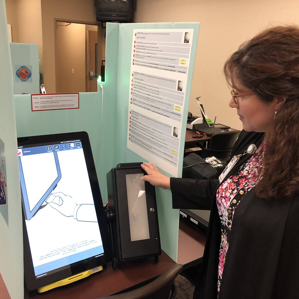 Lorena Portillo, asistente del Registrador de Electores, del gobierno del Condado Clark, muestra el 17 de mayo de 2018 las nuevas máquinas de votar, en North Las Vegas. Foto Valdemar González / ...