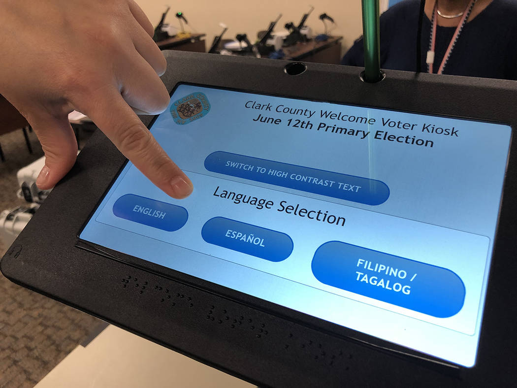 Con esta tableta se verifica la información del elector, en el nuevo sistema digitalizado de votación, del Condado Clark, mostrado el 17 de mayo de 2018. Foto Valdemar González / El Tiempo - Co ...