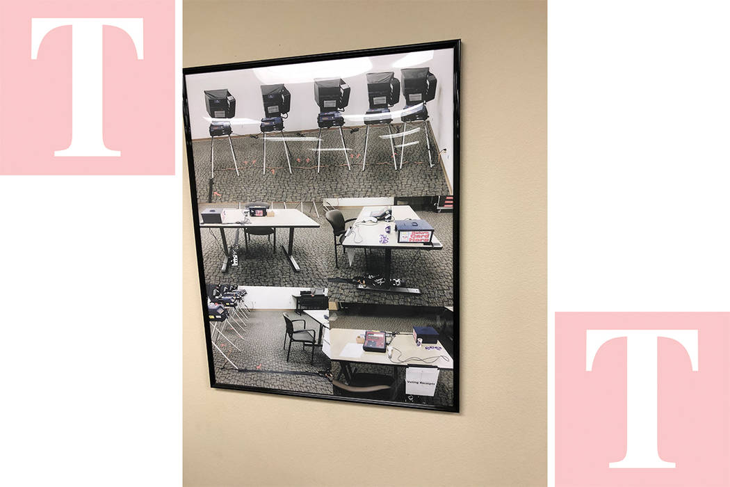 Un cuadro con fotos de una antigua casilla electoral aparece en una pared del Centro Electoral del Condado Clark, el 17 de mayo del 2018. Foto Valdemar González / El Tiempo - Contribuidor.