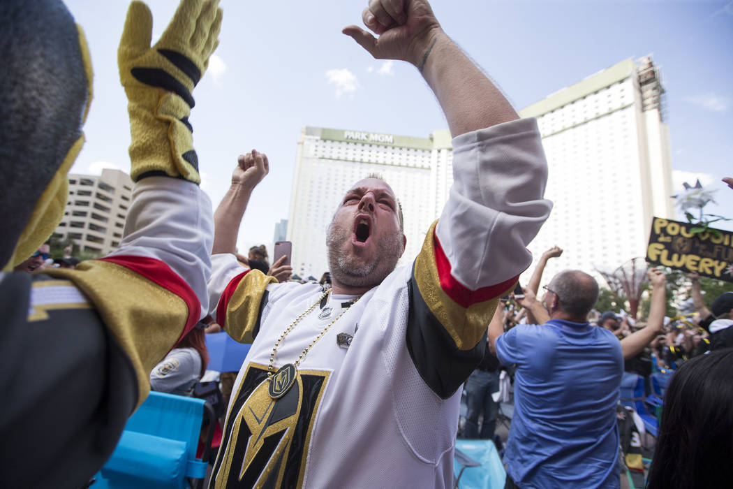 Los fans de los Golden Knights celebran después de que los Caballeros derrotaran a los Jets de Winnipeg 2 a 1 durante una fiesta de observación para el Juego 5 de las Finales de la Conferencia O ...