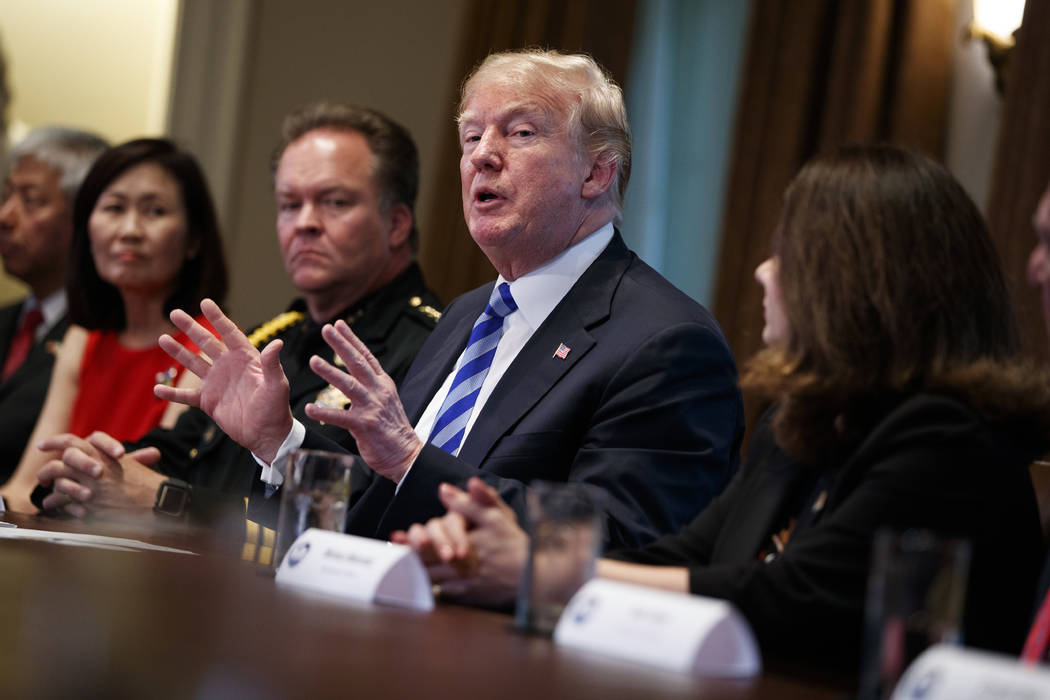 El presidente Donald Trump habla durante una mesa redonda sobre política de inmigración en California en el Salón del Gabinete de la Casa Blanca, el miércoles 16 de mayo de 2018 en Washington. ...