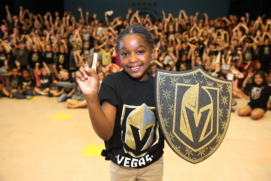 D'Myah Dees, de 9 años, muestra su apoyo a Vegas Golden Knights vistiendo los colores del equipo durante la escuela en Las Vegas, el jueves 24 de mayo de 2018. Erik Verduzco Las Vegas Review-Jour ...