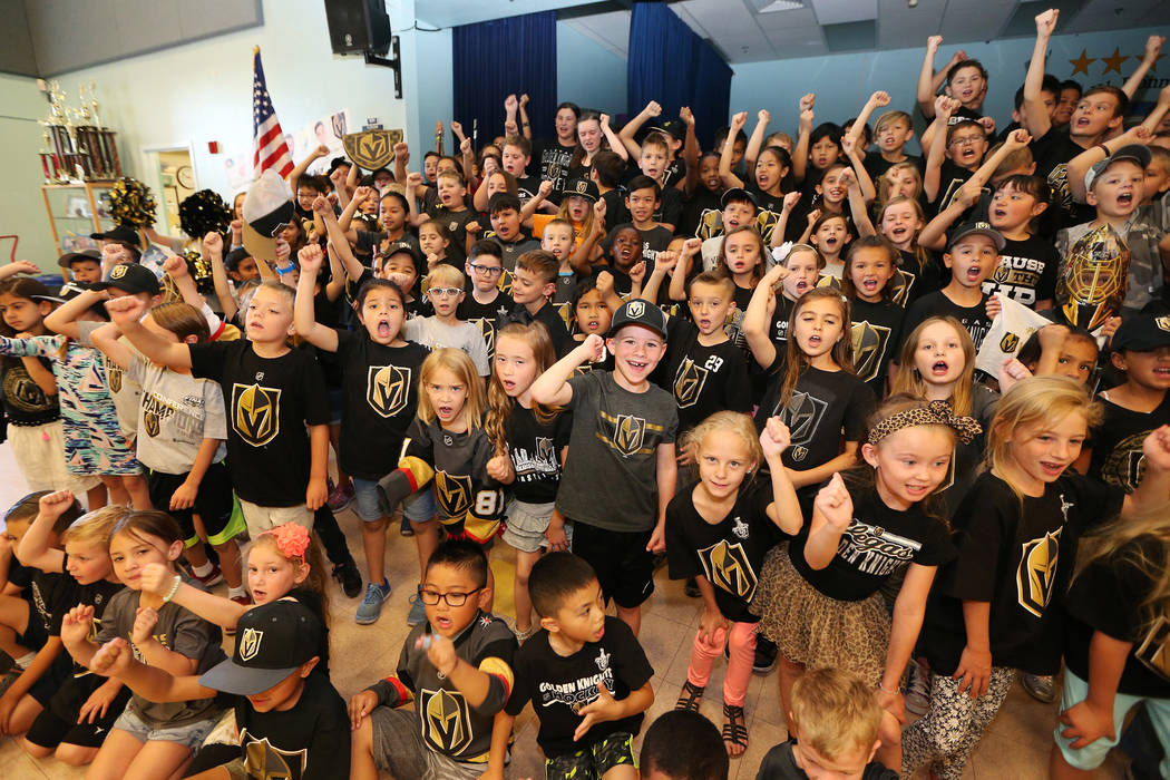 Los estudiantes de la Escuela Primaria John Bonner demuestran su apoyo a los Vegas Golden Knights usando los colores del equipo durante la escuela en Las Vegas, el jueves 24 de mayo de 2018. Erik ...