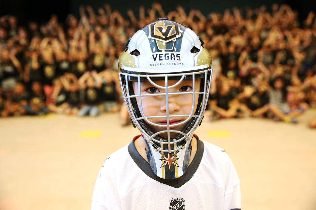 Nikko Schrader, de 6 años, muestra su apoyo a Vegas Golden Knights vistiendo los colores del equipo durante la escuela en Las Vegas, el jueves 24 de mayo de 2018. Erik Verduzco Las Vegas Review-J ...